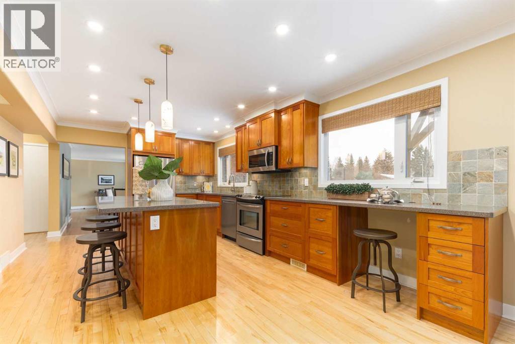 6701 Laird Court Sw, Calgary, AB - Indoor Photo Showing Kitchen With Upgraded Kitchen