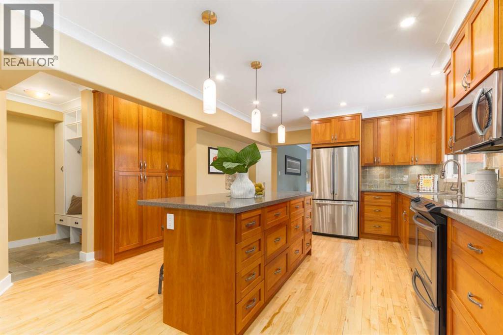 6701 Laird Court Sw, Calgary, AB - Indoor Photo Showing Kitchen With Upgraded Kitchen