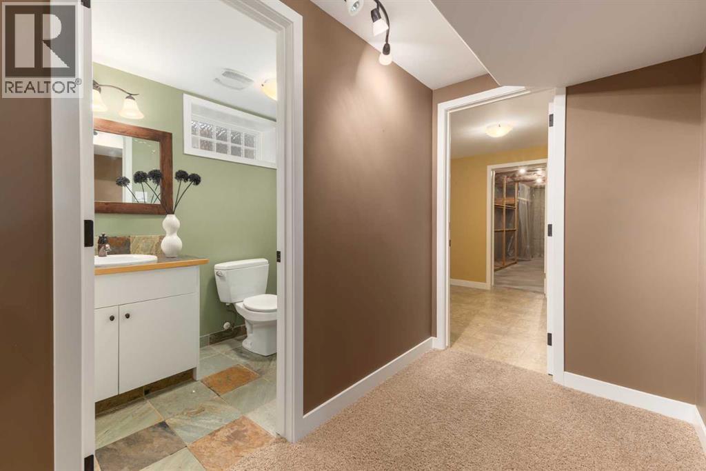 6701 Laird Court Sw, Calgary, AB - Indoor Photo Showing Bathroom