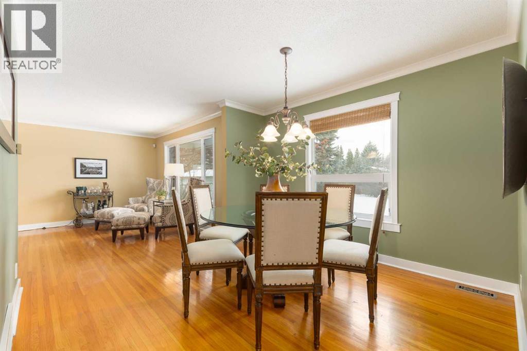 6701 Laird Court Sw, Calgary, AB - Indoor Photo Showing Dining Room