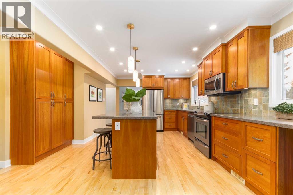 6701 Laird Court Sw, Calgary, AB - Indoor Photo Showing Kitchen