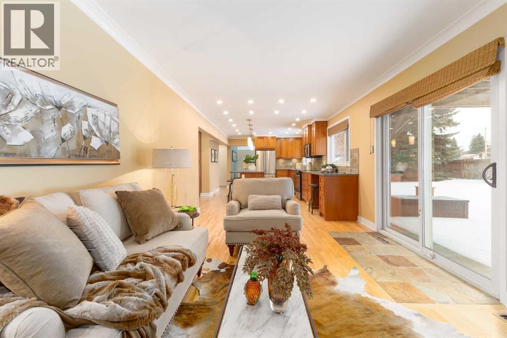 6701 Laird Court Sw, Calgary, AB - Indoor Photo Showing Living Room