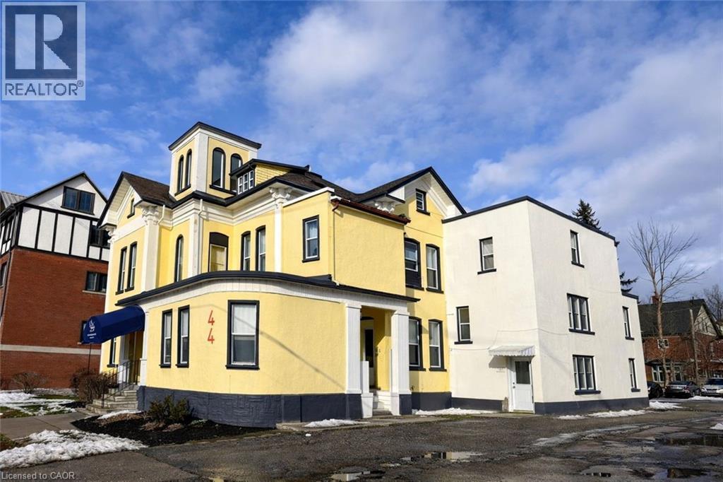 View of front facade featuring stucco siding and entry steps - 44 Weber Street W, Kitchener, ON - Outdoor