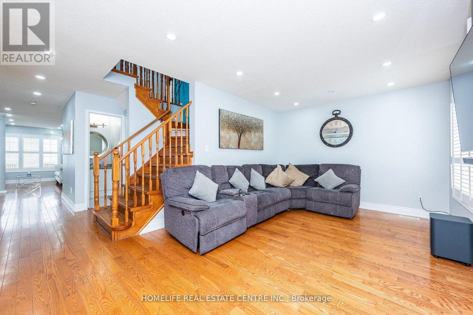 108 Fairhill Avenue, Brampton, ON - Indoor Photo Showing Living Room