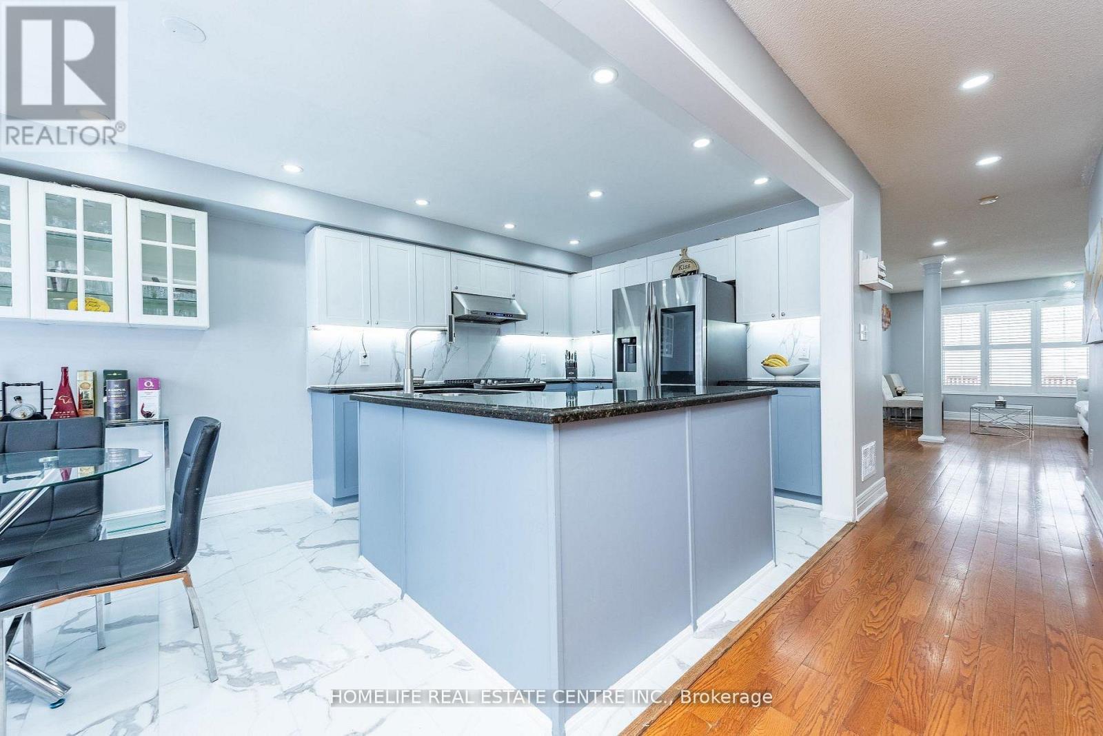 108 Fairhill Avenue, Brampton, ON - Indoor Photo Showing Kitchen With Upgraded Kitchen