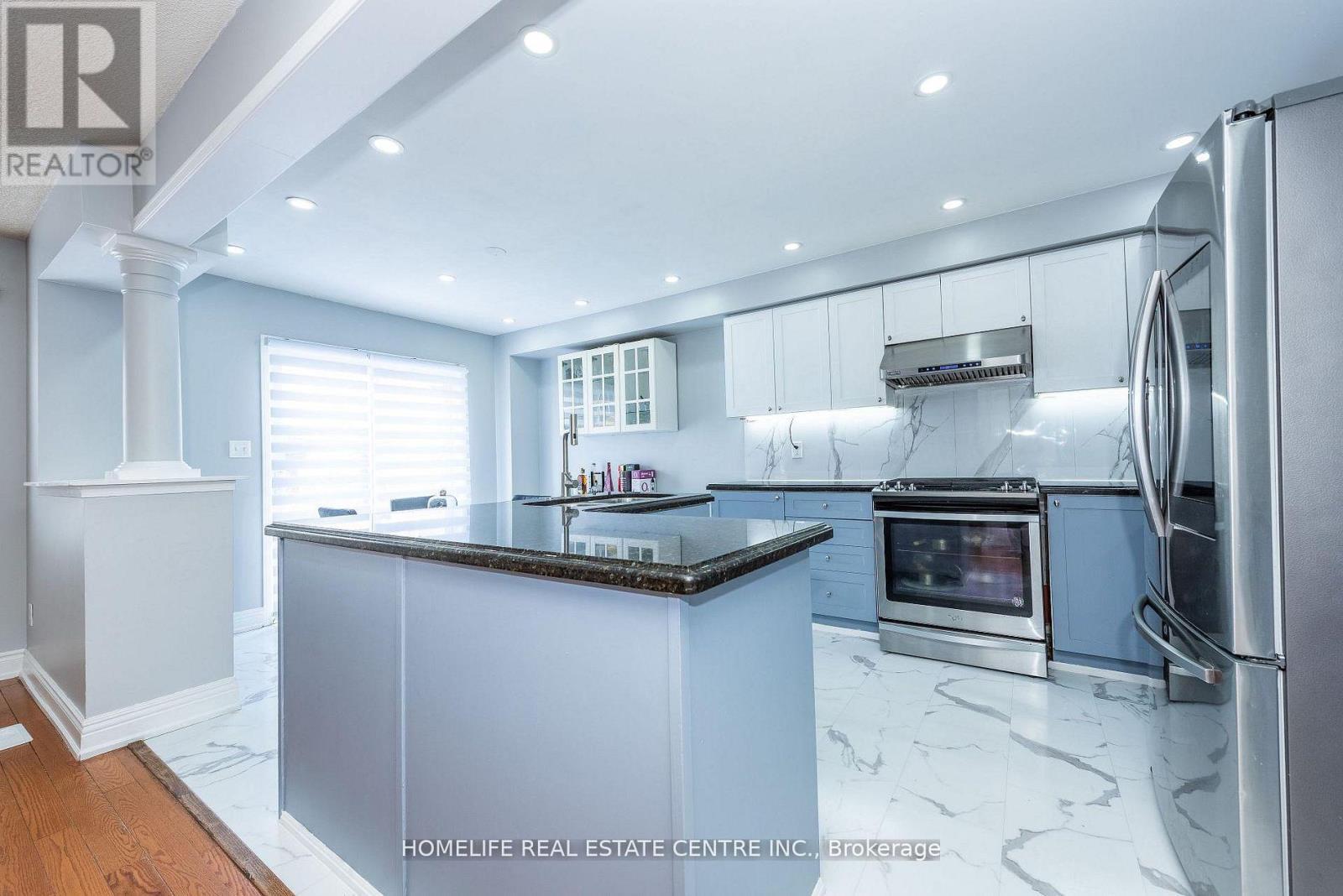 108 Fairhill Avenue, Brampton, ON - Indoor Photo Showing Kitchen With Stainless Steel Kitchen With Upgraded Kitchen