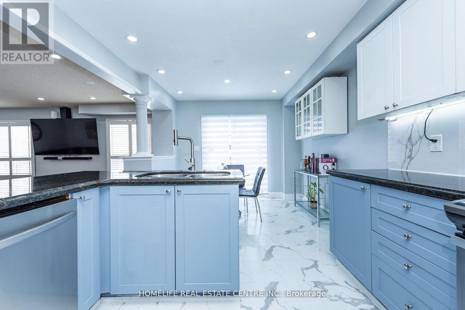 108 Fairhill Avenue, Brampton, ON - Indoor Photo Showing Kitchen With Double Sink