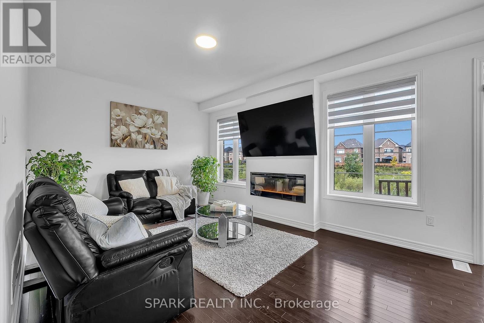 5 Boathouse Road, Brampton, ON - Indoor Photo Showing Living Room With Fireplace