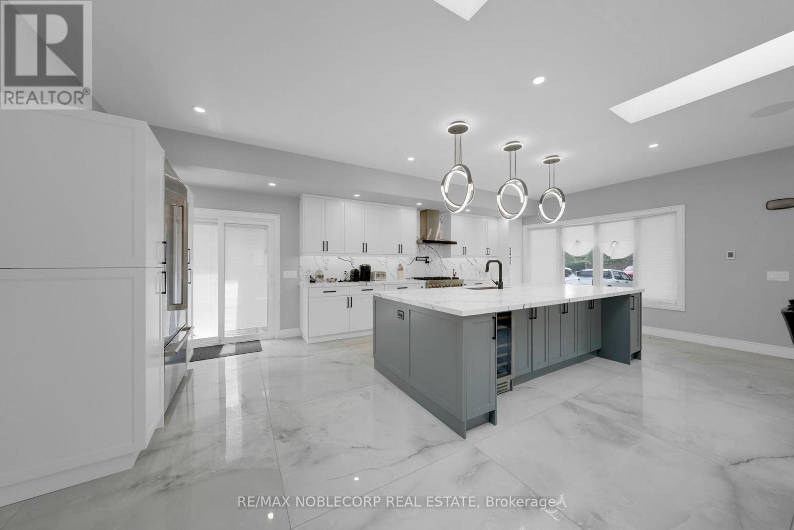 2515 Hensall Street, Mississauga, ON - Indoor Photo Showing Kitchen