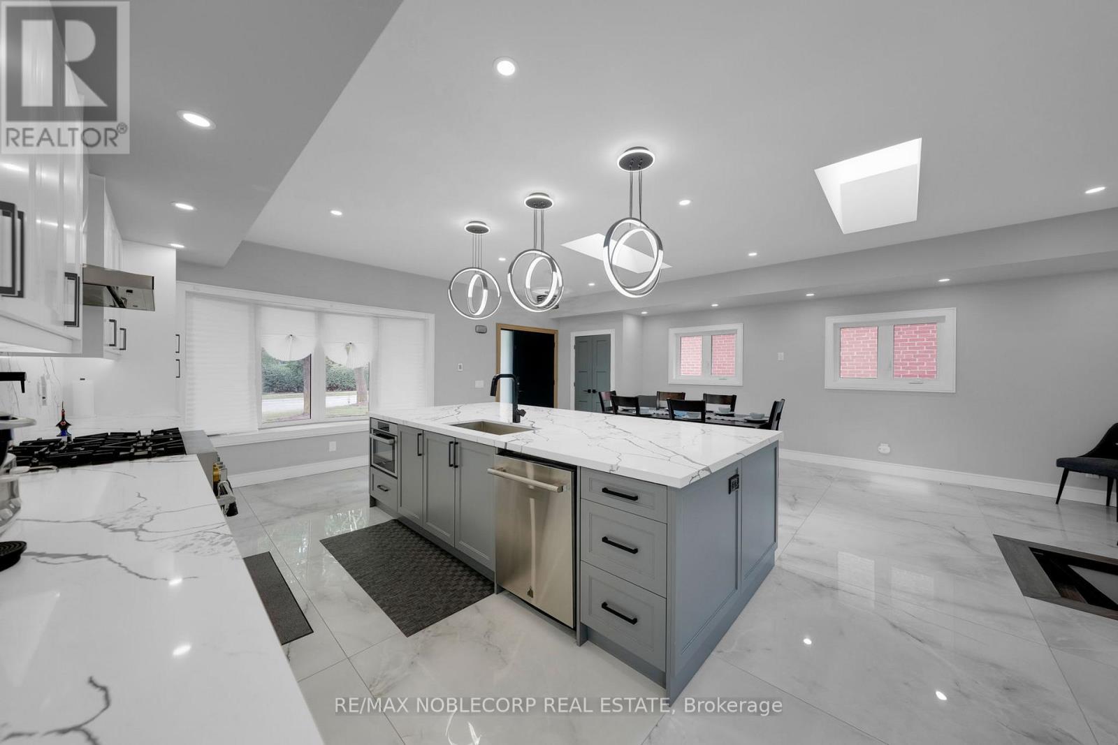 2515 Hensall Street, Mississauga, ON - Indoor Photo Showing Kitchen