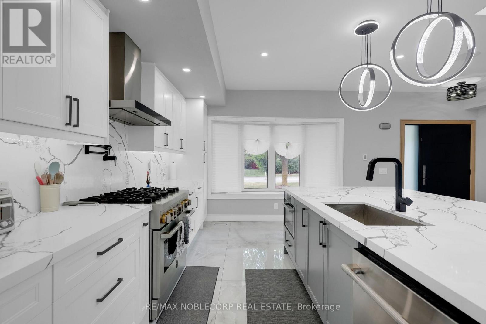 2515 Hensall Street, Mississauga, ON - Indoor Photo Showing Kitchen With Upgraded Kitchen