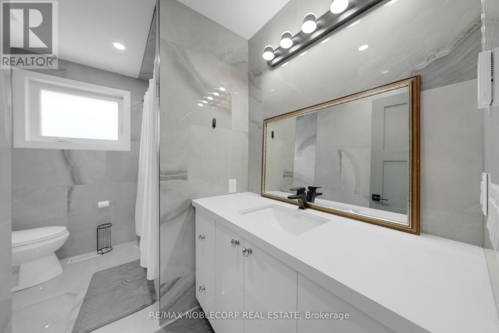 2515 Hensall Street, Mississauga, ON - Indoor Photo Showing Bathroom
