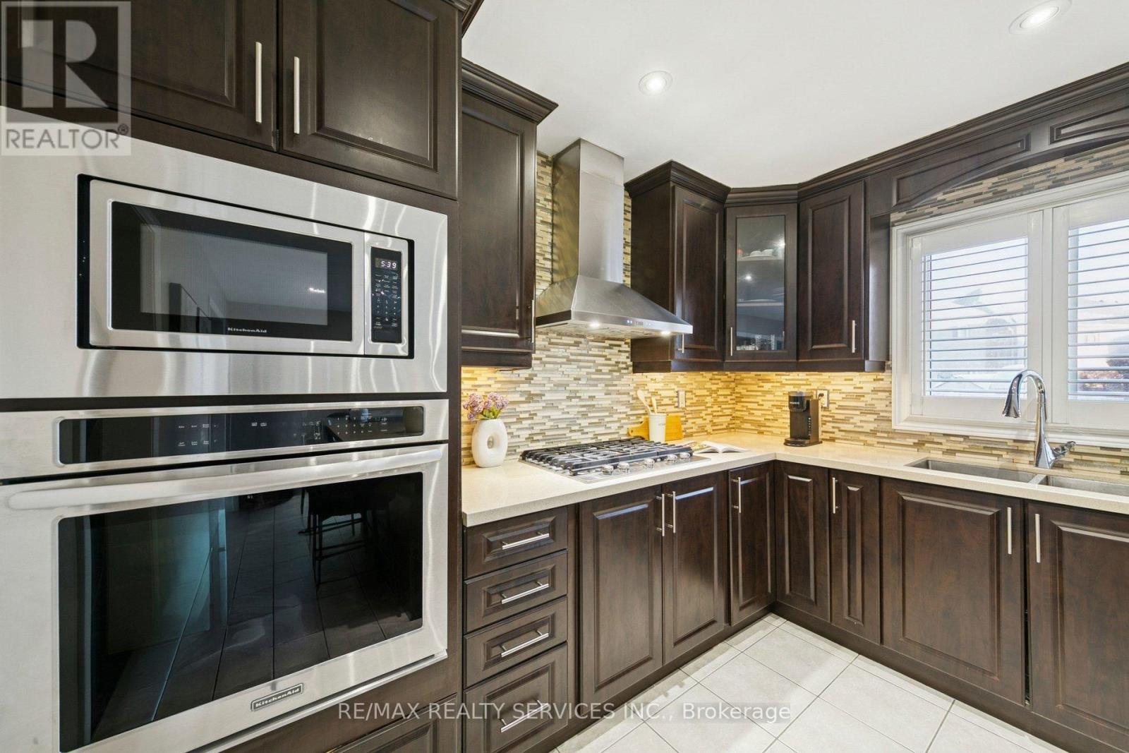 9 Beachville Circle, Brampton, ON - Indoor Photo Showing Kitchen With Double Sink With Upgraded Kitchen