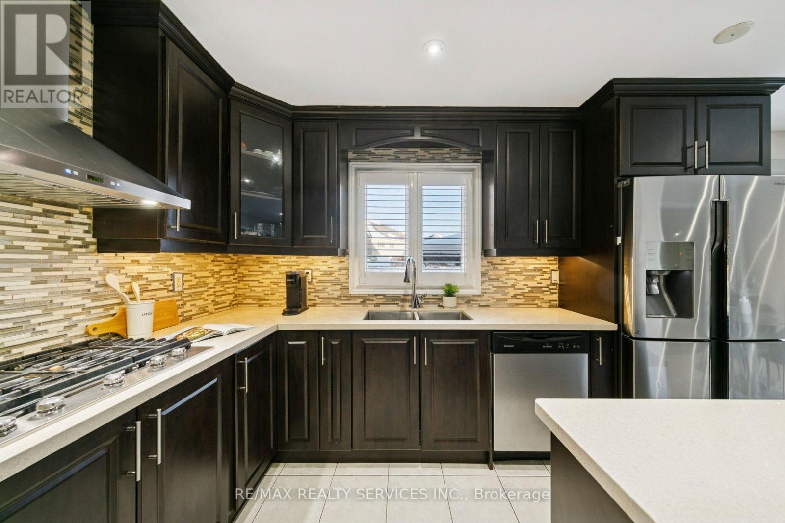 9 Beachville Circle, Brampton, ON - Indoor Photo Showing Kitchen With Double Sink With Upgraded Kitchen