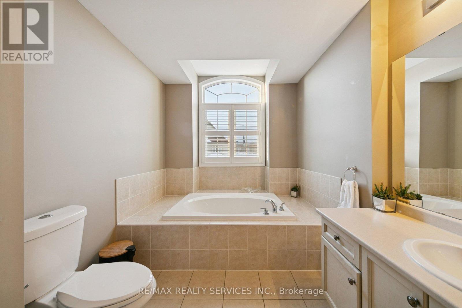 9 Beachville Circle, Brampton, ON - Indoor Photo Showing Bathroom