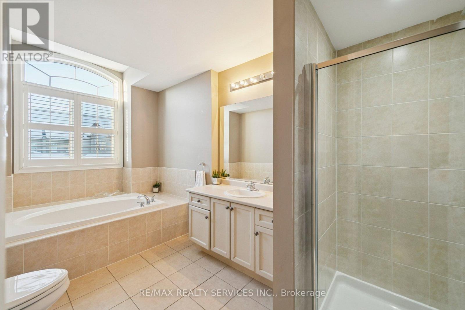 9 Beachville Circle, Brampton, ON - Indoor Photo Showing Bathroom