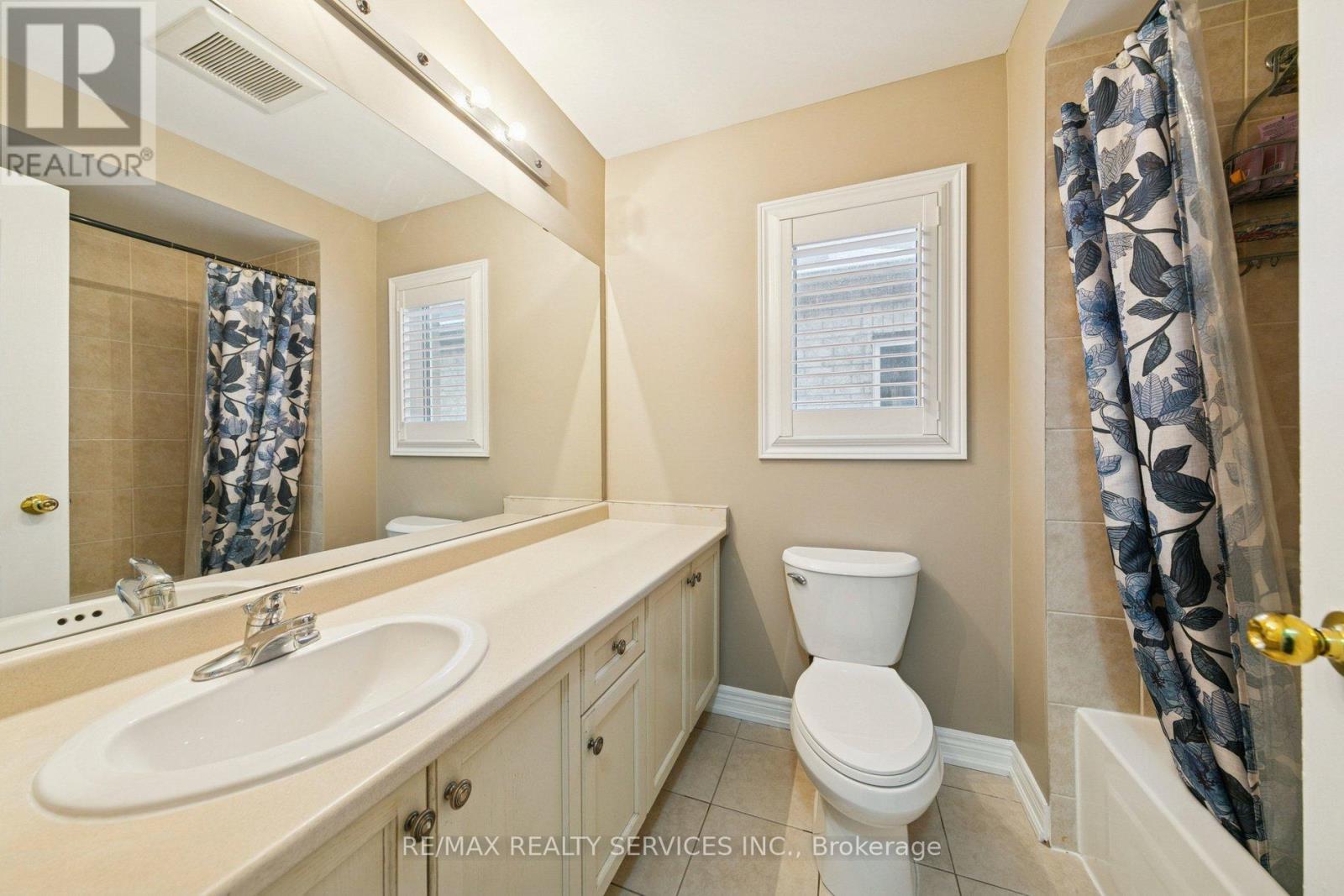 9 Beachville Circle, Brampton, ON - Indoor Photo Showing Bathroom