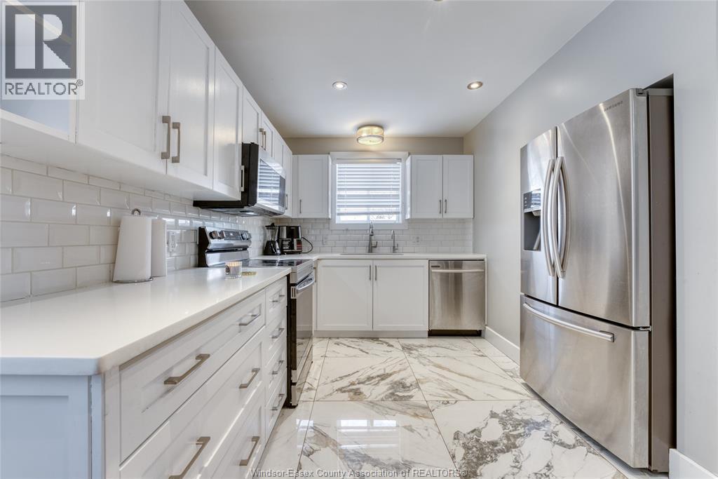 2901 Robillard Cresent, Windsor, ON - Indoor Photo Showing Kitchen