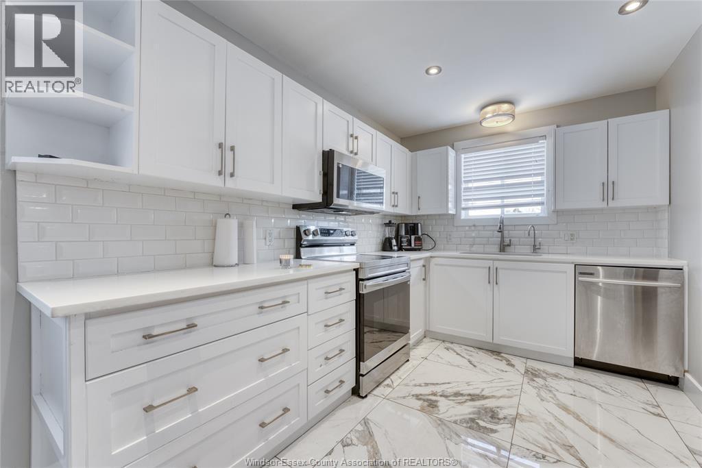 2901 Robillard Cresent, Windsor, ON - Indoor Photo Showing Kitchen