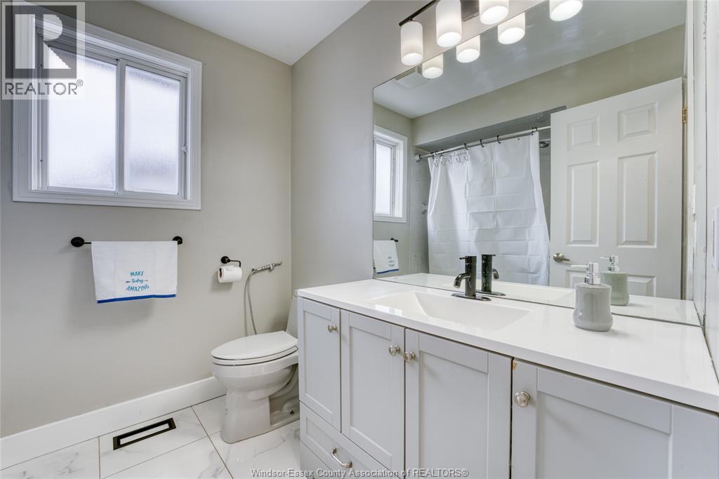 2901 Robillard Cresent, Windsor, ON - Indoor Photo Showing Bathroom