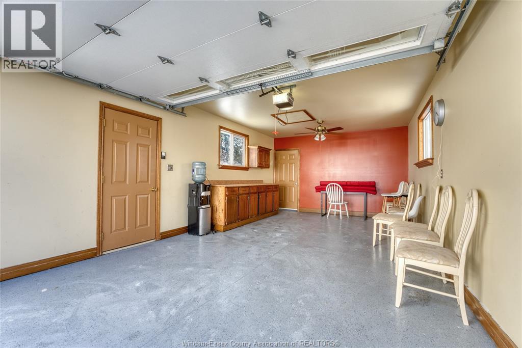 2901 Robillard Cresent, Windsor, ON - Indoor Photo Showing Garage