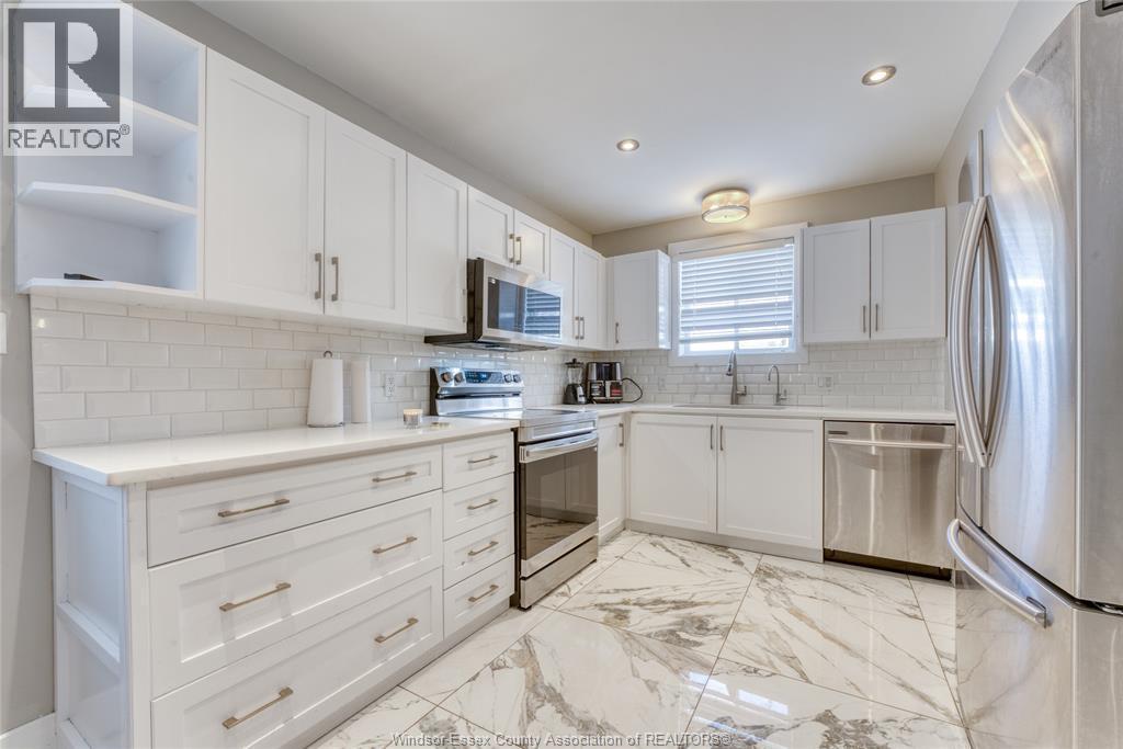 2901 Robillard Cresent, Windsor, ON - Indoor Photo Showing Kitchen