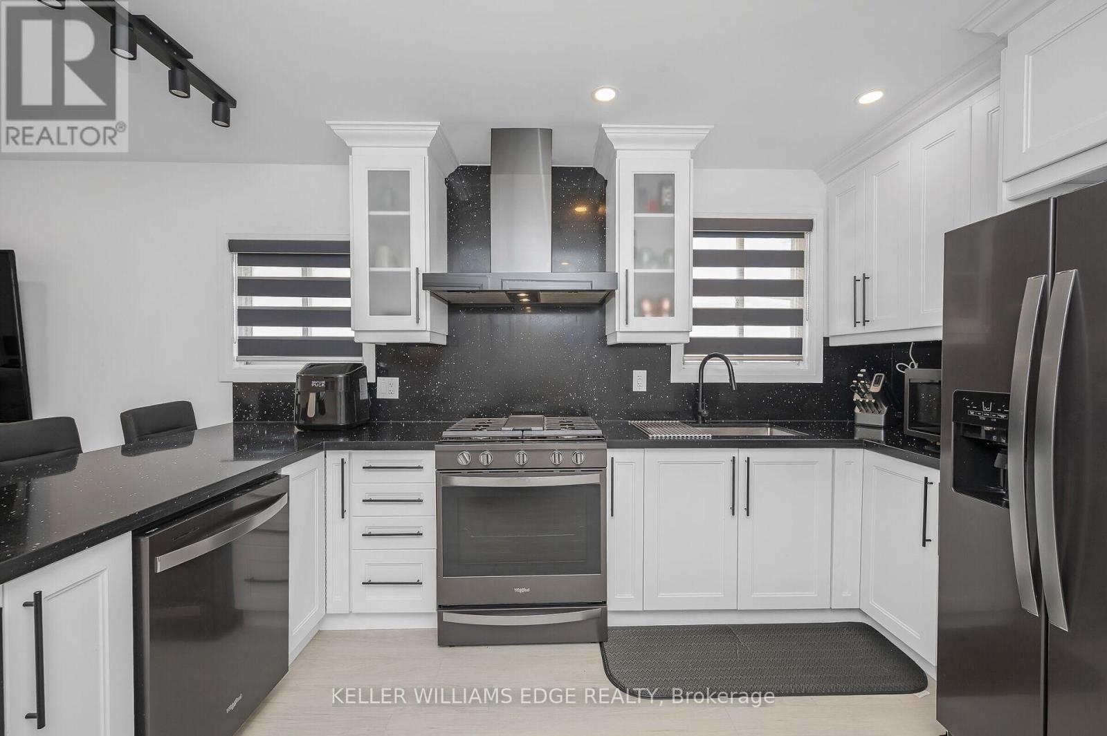 525 Britannia Avenue, Hamilton, ON - Indoor Photo Showing Kitchen With Stainless Steel Kitchen With Upgraded Kitchen