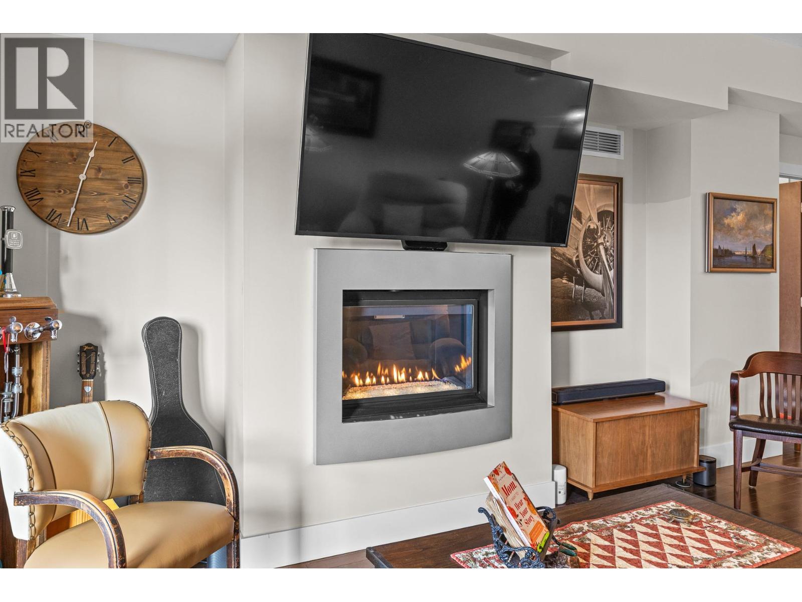 1395 Ellis Street Unit# 506, Kelowna, BC - Indoor Photo Showing Living Room With Fireplace