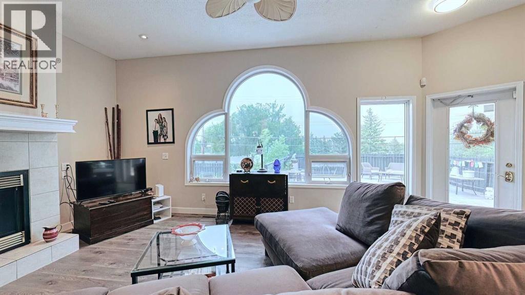7508 7 Street Nw, Calgary, AB - Indoor Photo Showing Living Room With Fireplace
