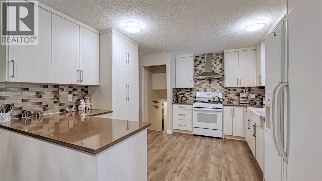 7508 7 Street Nw, Calgary, AB - Indoor Photo Showing Kitchen