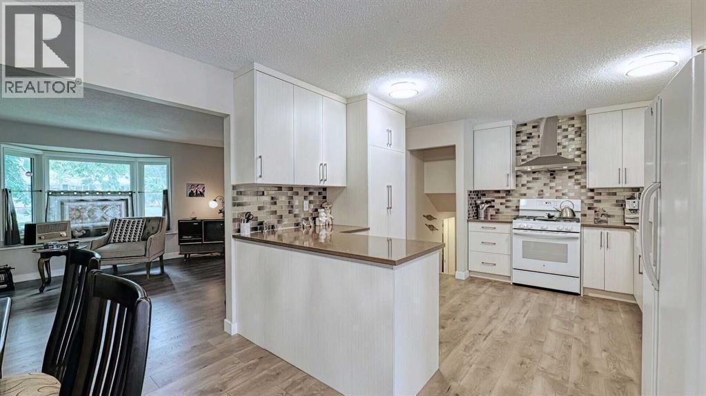 7508 7 Street Nw, Calgary, AB - Indoor Photo Showing Kitchen