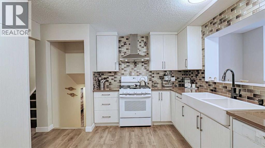 7508 7 Street Nw, Calgary, AB - Indoor Photo Showing Kitchen With Double Sink