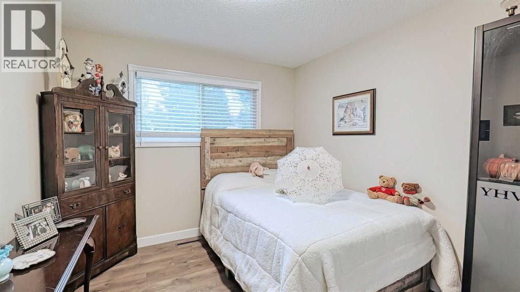 7508 7 Street Nw, Calgary, AB - Indoor Photo Showing Bedroom