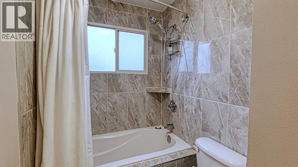 7508 7 Street Nw, Calgary, AB - Indoor Photo Showing Bathroom