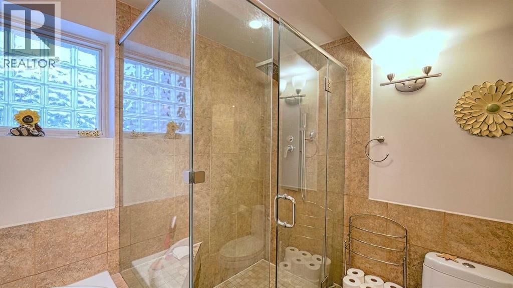 7508 7 Street Nw, Calgary, AB - Indoor Photo Showing Bathroom