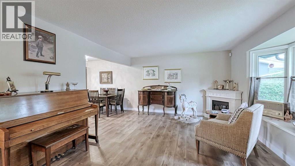 7508 7 Street Nw, Calgary, AB - Indoor Photo Showing Living Room With Fireplace