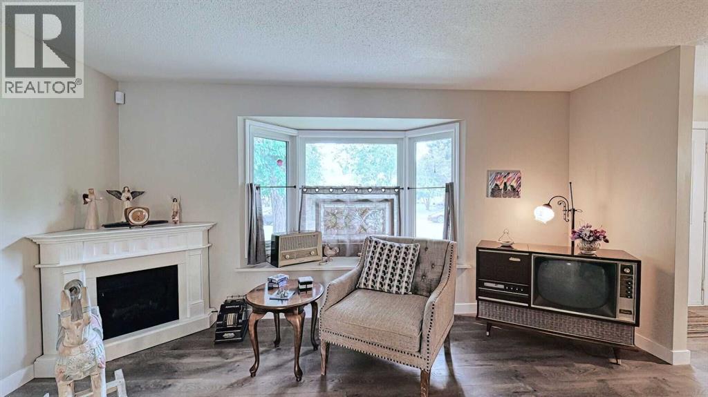 7508 7 Street Nw, Calgary, AB - Indoor Photo Showing Living Room With Fireplace