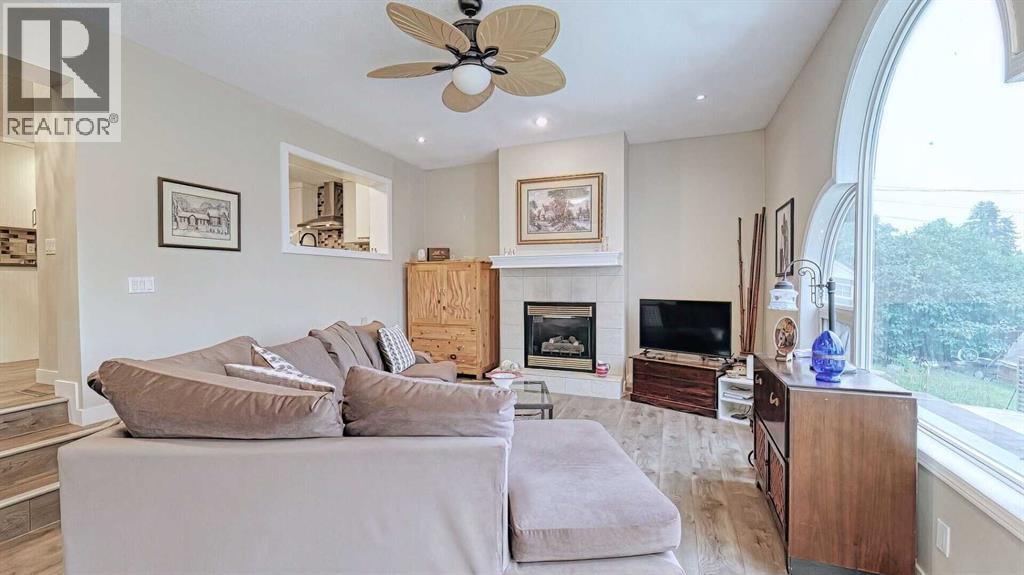 7508 7 Street Nw, Calgary, AB - Indoor Photo Showing Living Room With Fireplace
