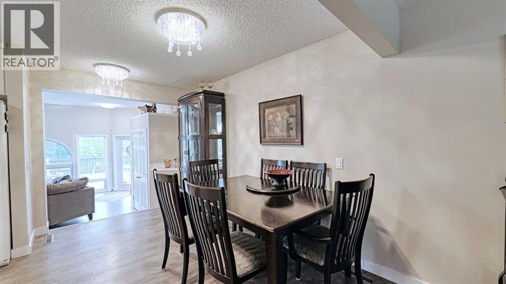 7508 7 Street Nw, Calgary, AB - Indoor Photo Showing Dining Room