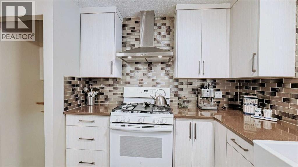 7508 7 Street Nw, Calgary, AB - Indoor Photo Showing Kitchen