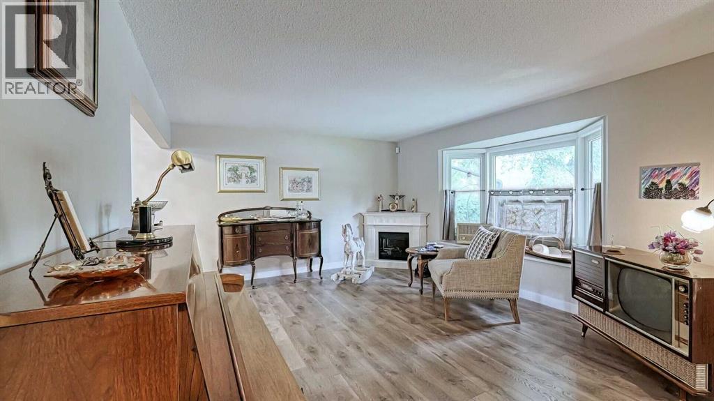 7508 7 Street Nw, Calgary, AB - Indoor Photo Showing Living Room With Fireplace