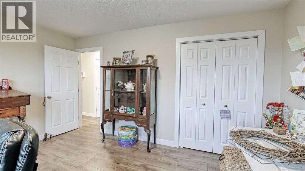 7508 7 Street Nw, Calgary, AB - Indoor Photo Showing Bedroom