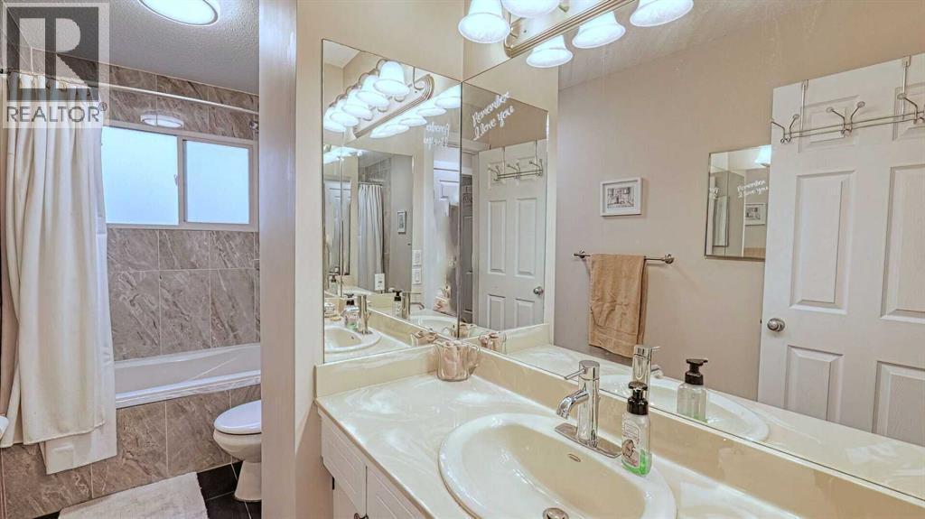 7508 7 Street Nw, Calgary, AB - Indoor Photo Showing Bathroom