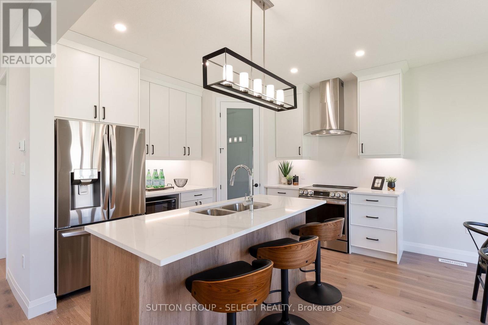 6366 Heathwoods Avenue, London South (South V), ON - Indoor Photo Showing Kitchen With Double Sink With Upgraded Kitchen