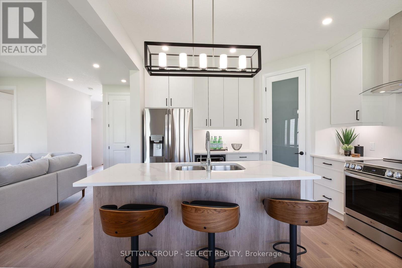 6366 Heathwoods Avenue, London South (South V), ON - Indoor Photo Showing Kitchen With Upgraded Kitchen
