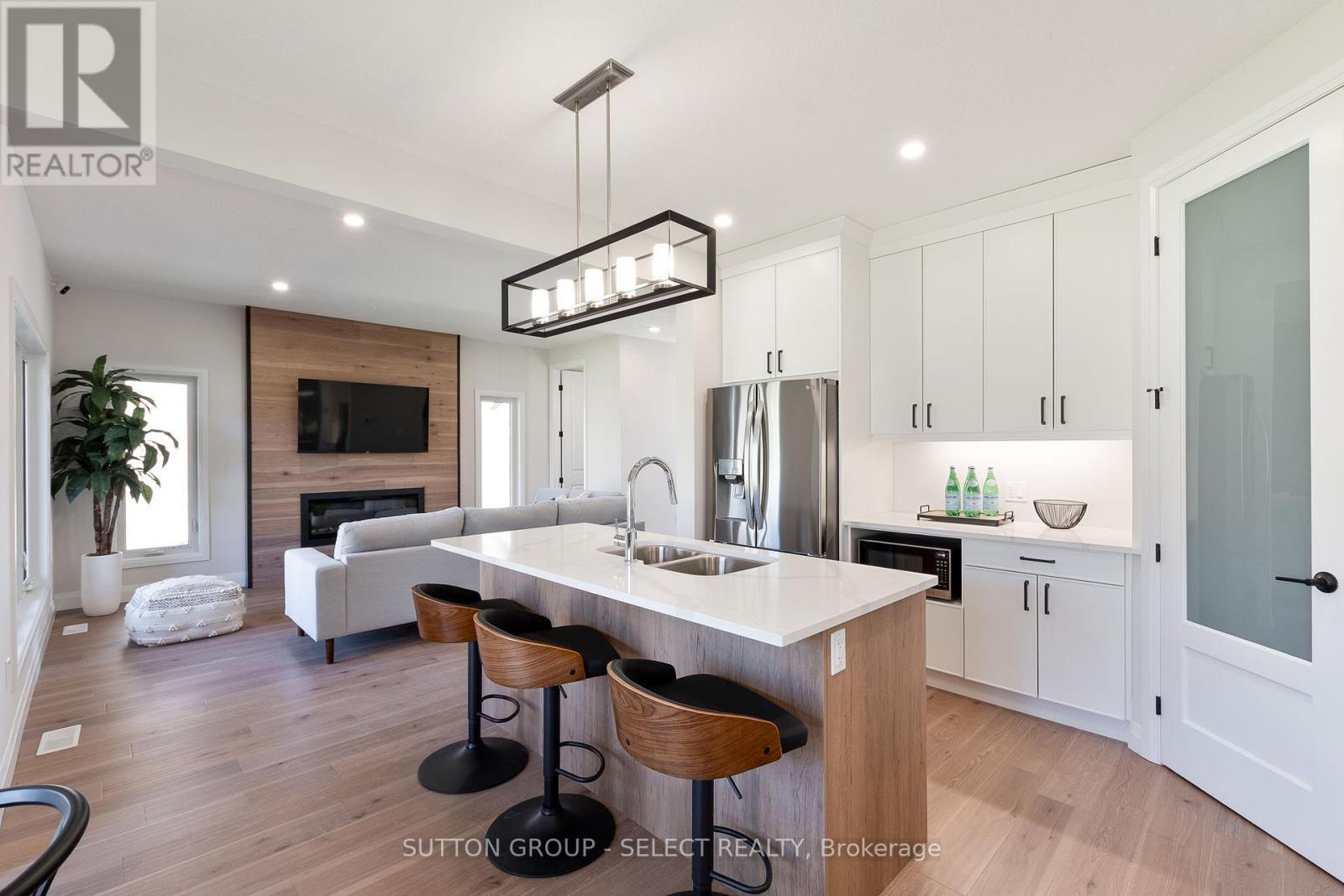 6366 Heathwoods Avenue, London South (South V), ON - Indoor Photo Showing Kitchen With Double Sink With Upgraded Kitchen