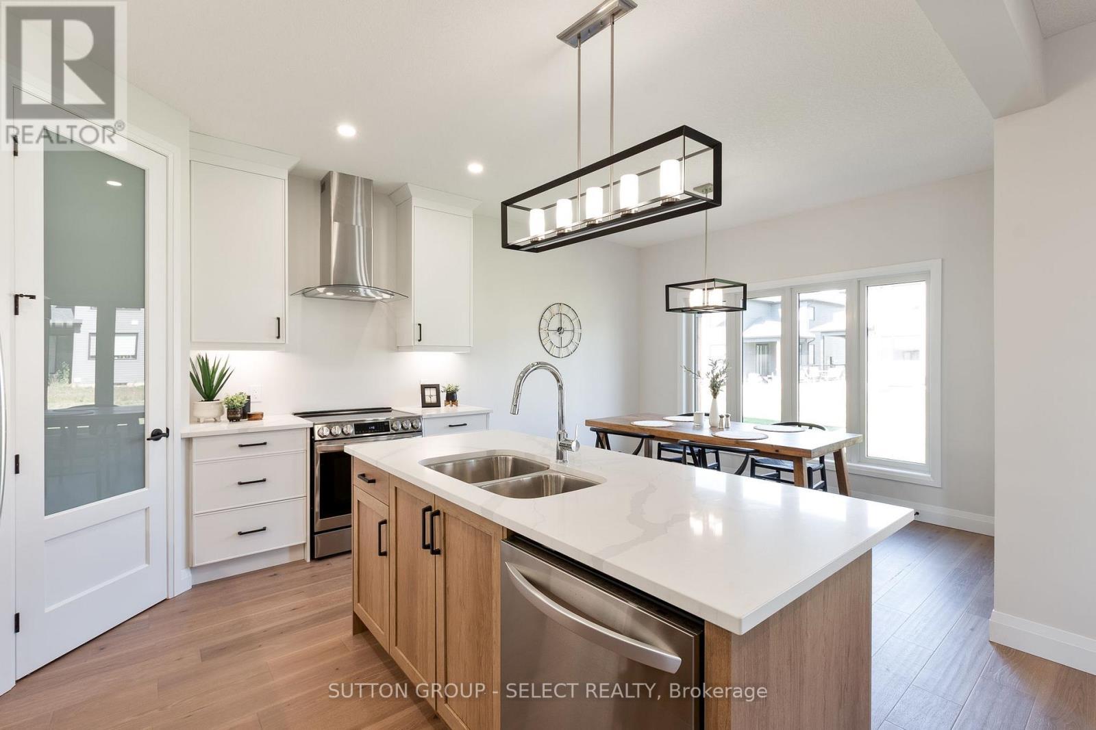 6366 Heathwoods Avenue, London South (South V), ON - Indoor Photo Showing Kitchen With Double Sink With Upgraded Kitchen