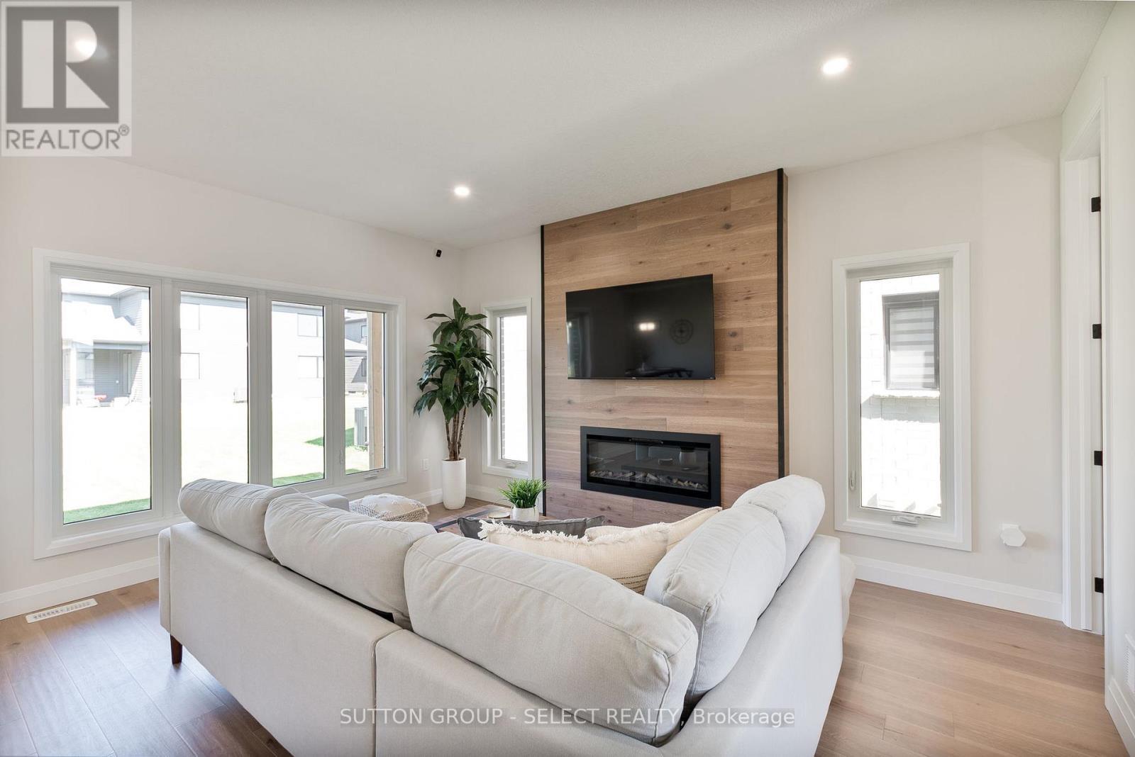 6366 Heathwoods Avenue, London South (South V), ON - Indoor Photo Showing Living Room With Fireplace