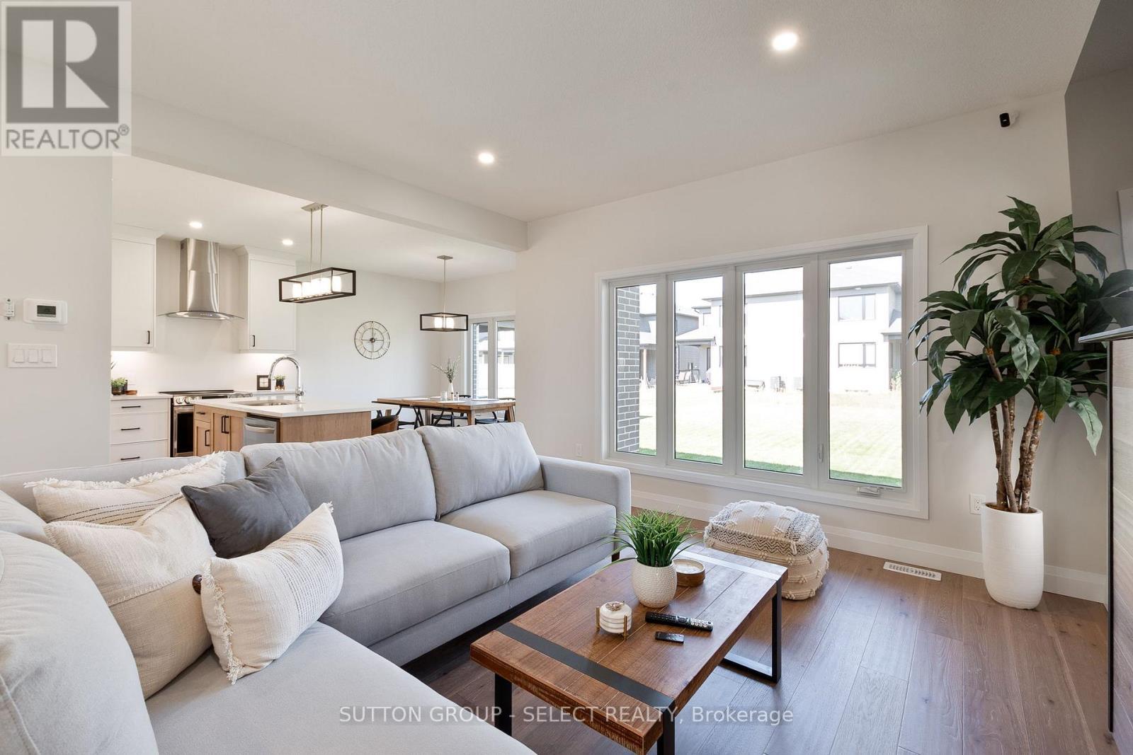 6366 Heathwoods Avenue, London South (South V), ON - Indoor Photo Showing Living Room