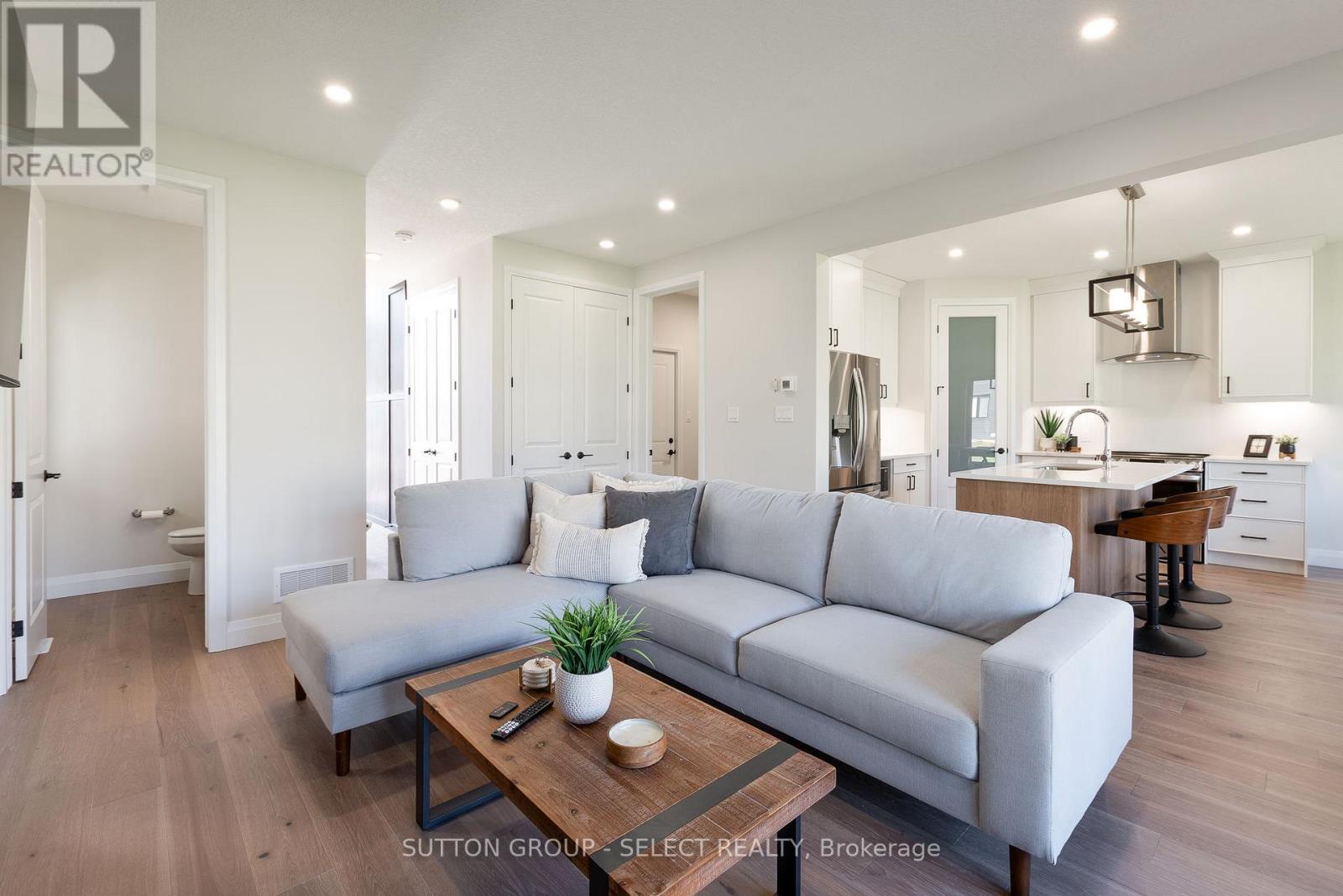 6366 Heathwoods Avenue, London South (South V), ON - Indoor Photo Showing Living Room